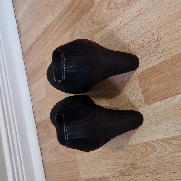 Black ECCO nubuck pumps with 3.5 inch heels - Picture 3 of 6